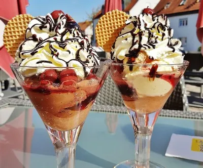 Ilustración de un postre redondo glaseado con una línea rosada sobre un plato